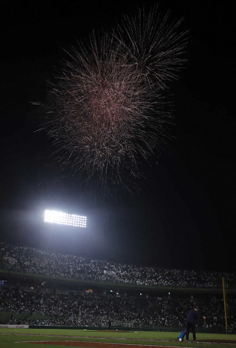 【画像・写真】＜オ・ロ＞5回終了時に打ち上げられた花火（撮影・後藤　大輝）