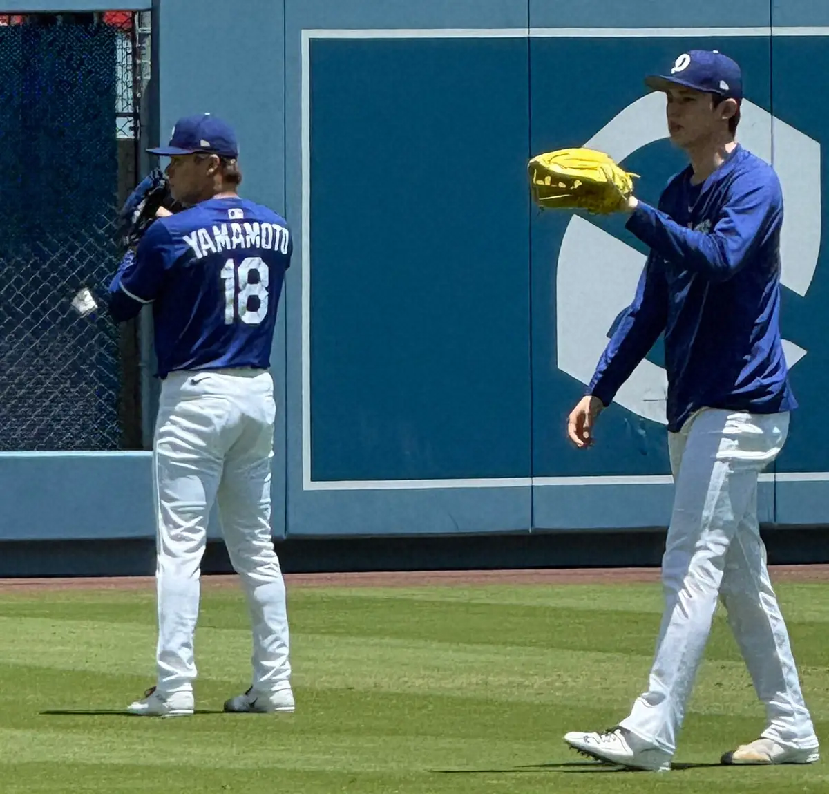 【画像・写真】アストロズ戦前にキャッチボールをするドジャースの山本(左)と佐々木