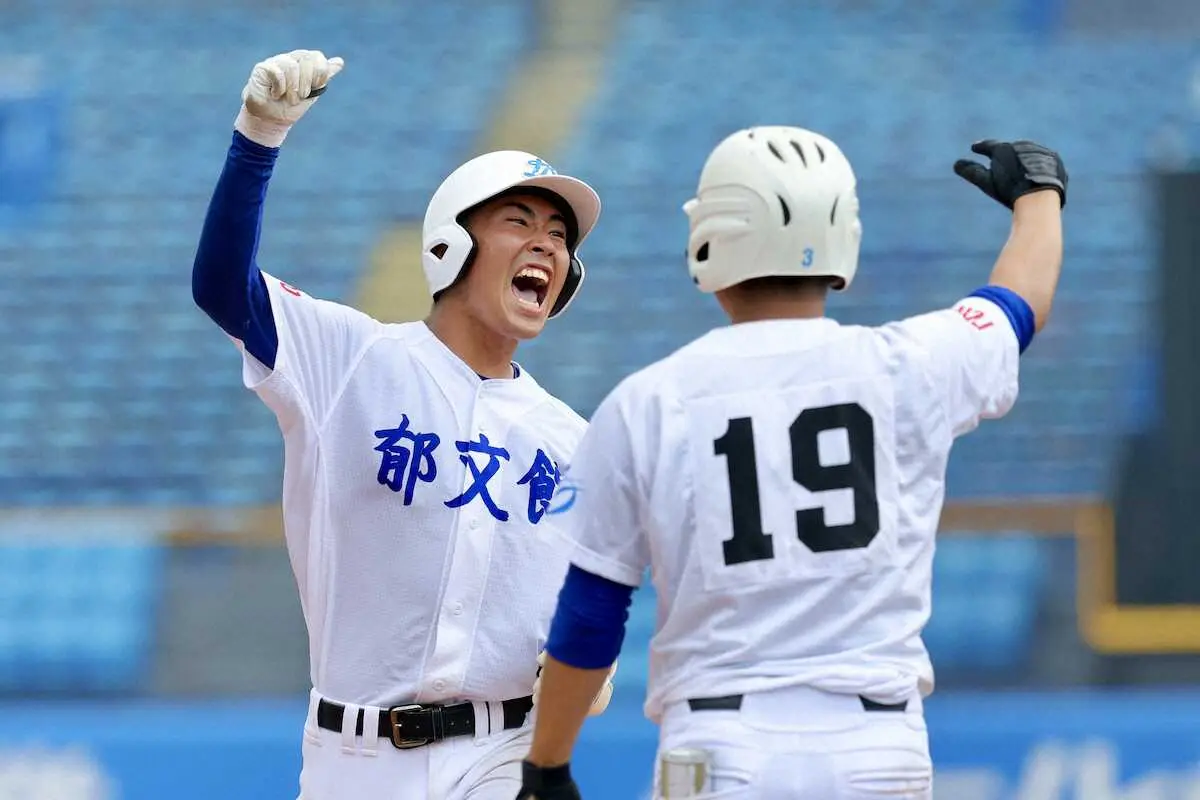 【画像・写真】＜東京実・郁文館＞8回、勝ち越しとなる適時打を放ち、スタンドへ向かってガッツポーズする郁文館・滝本（撮影・松永　柊斗）　