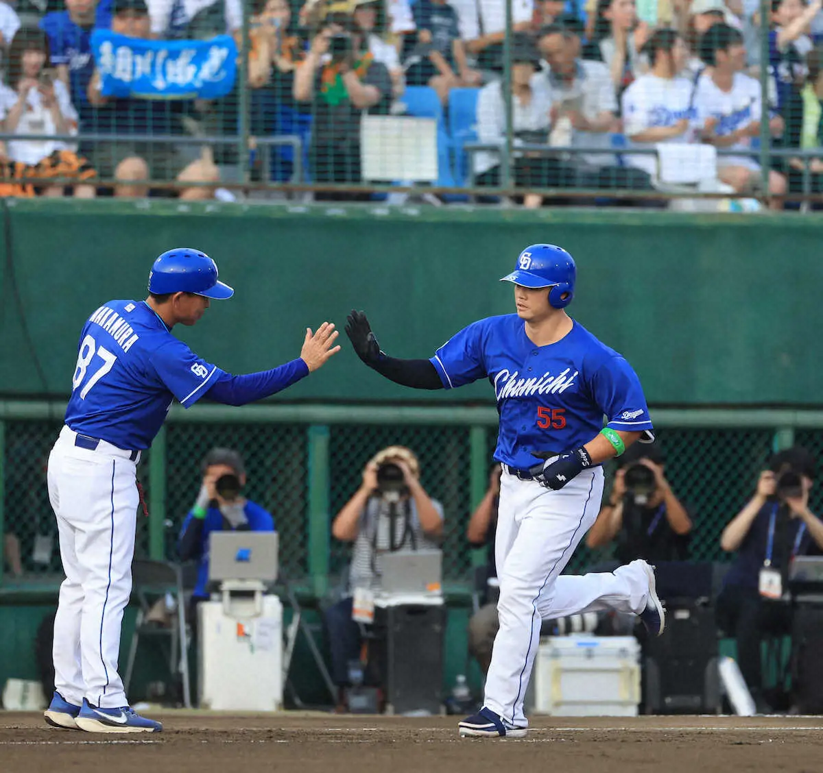 【画像・写真】中日・細川が先制5号場外弾「まずは先制できてよかった」　プロ初勝利目指すドラ1・金丸を強力援護