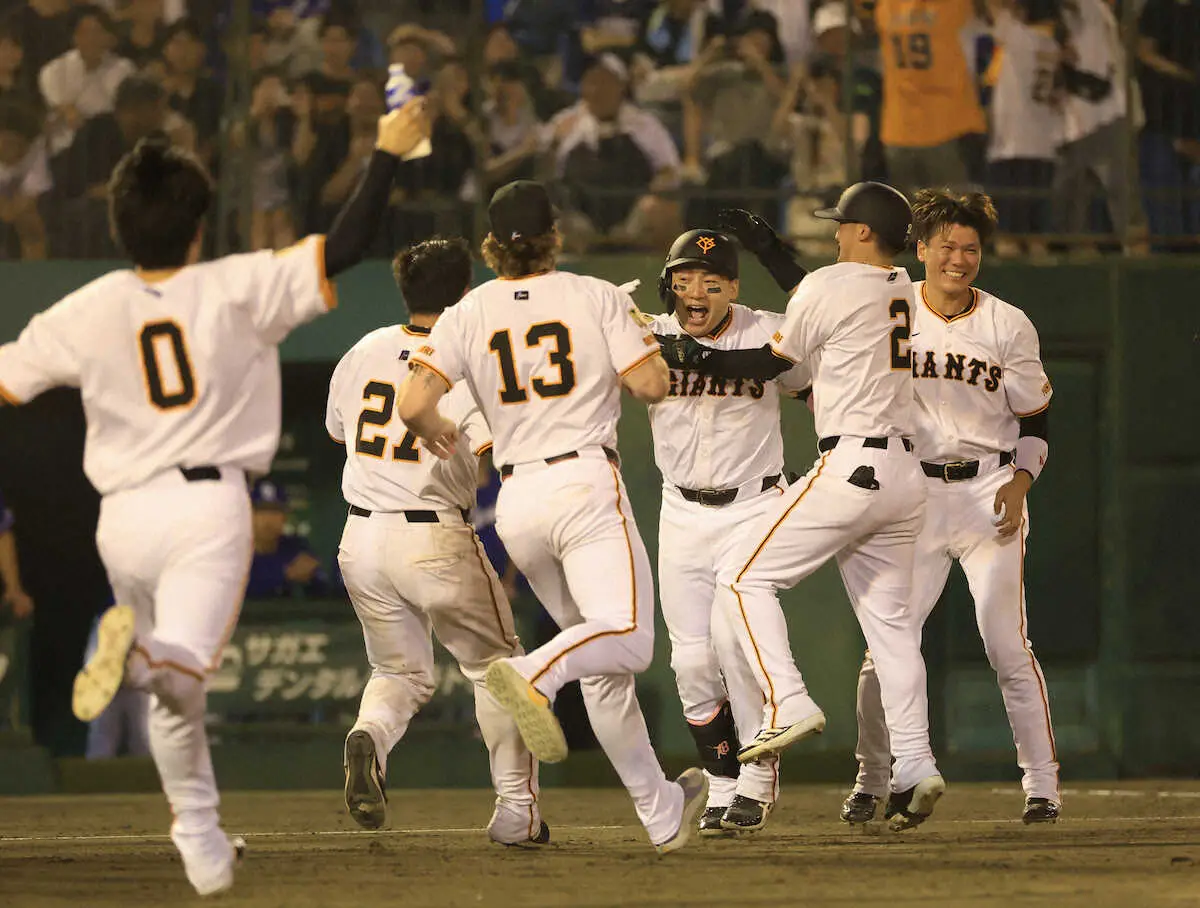 【画像・写真】＜巨・中＞9回、丸はサヨナラ打を放つ　（撮影・西川祐介）