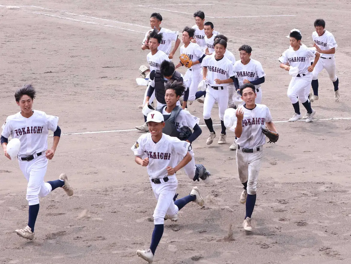 【画像・写真】＜守山北・八日市＞勝利を挙げ、応援団の元へ駆け出す八日市ナイン（撮影・中辻　颯太）