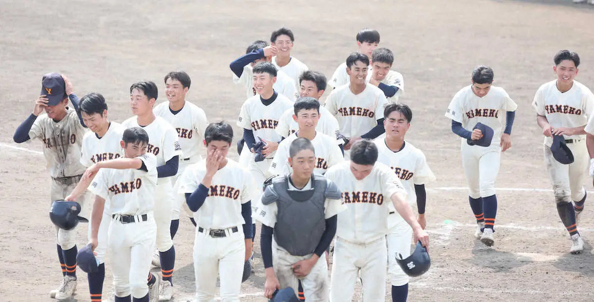 【画像・写真】＜八女工・小郡＞　　5回コールドで勝利した八女工ナイン　（撮影・成瀬　徹）