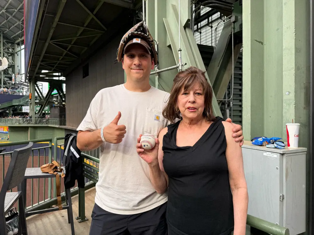 【画像・写真】大谷の31歳初アーチ球をゲットしたのは母親思いの孝行息子　エ軍時代に続き2球目「絶対に売らない」