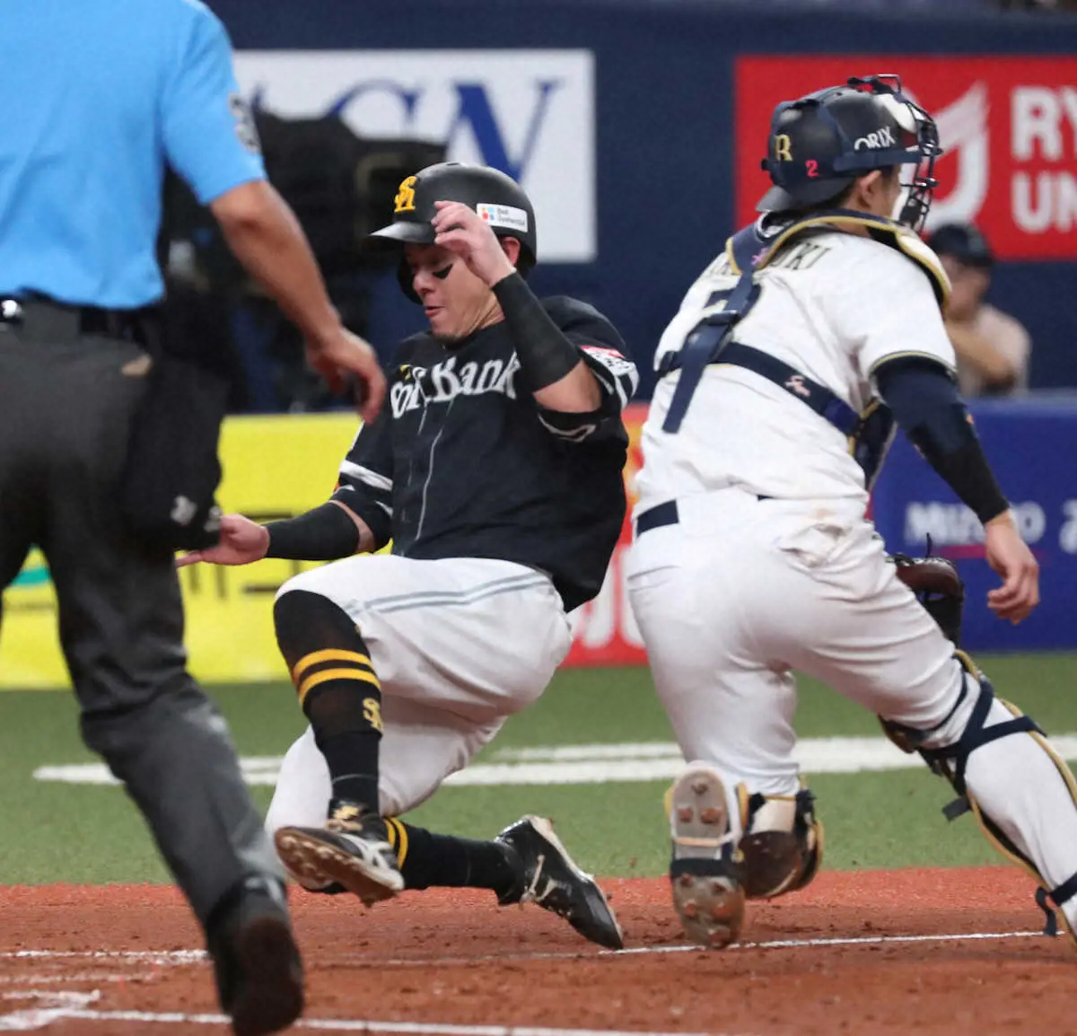 【画像・写真】ソフトバンク・牧原大成が途中交代　左肘付近への死球で直後はプレー続行も