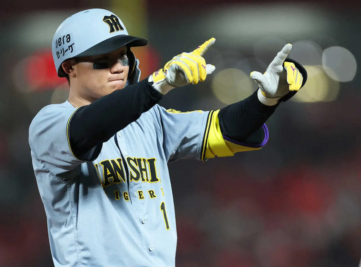 【画像・写真】＜広・神（14）＞7回、適時三塁打を放ち、ポーズを決める森下（撮影・北條　貴史）