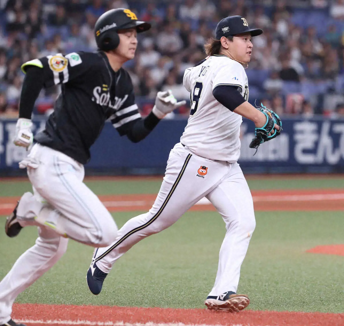 【画像・写真】＜オ・ソ（11）＞8回、川瀬の送りバントで一塁に送球する宮城　（撮影・奥　調）