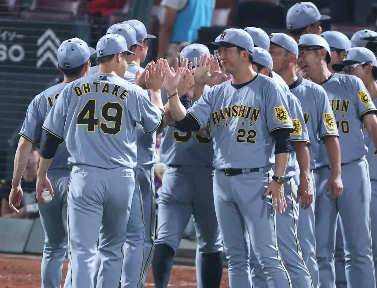 【画像・写真】＜広・神（14）＞　勝利投手の大竹（左）とタッチをかわす藤川監督（撮影・大森　寛明）