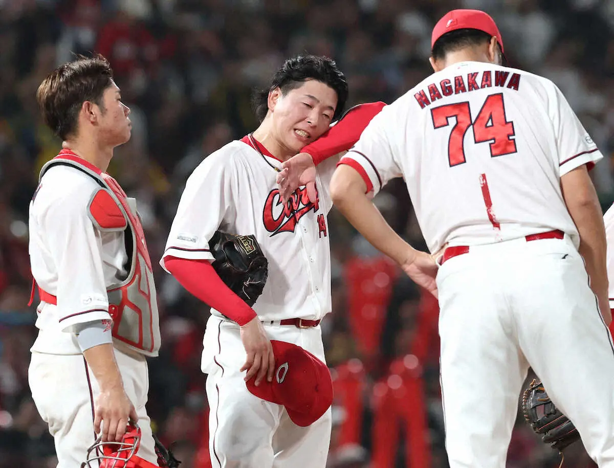 【画像・写真】＜広・神（14）＞7回、KOとなりマウンドで汗を拭う大瀬良（中）（撮影・椎名　航）