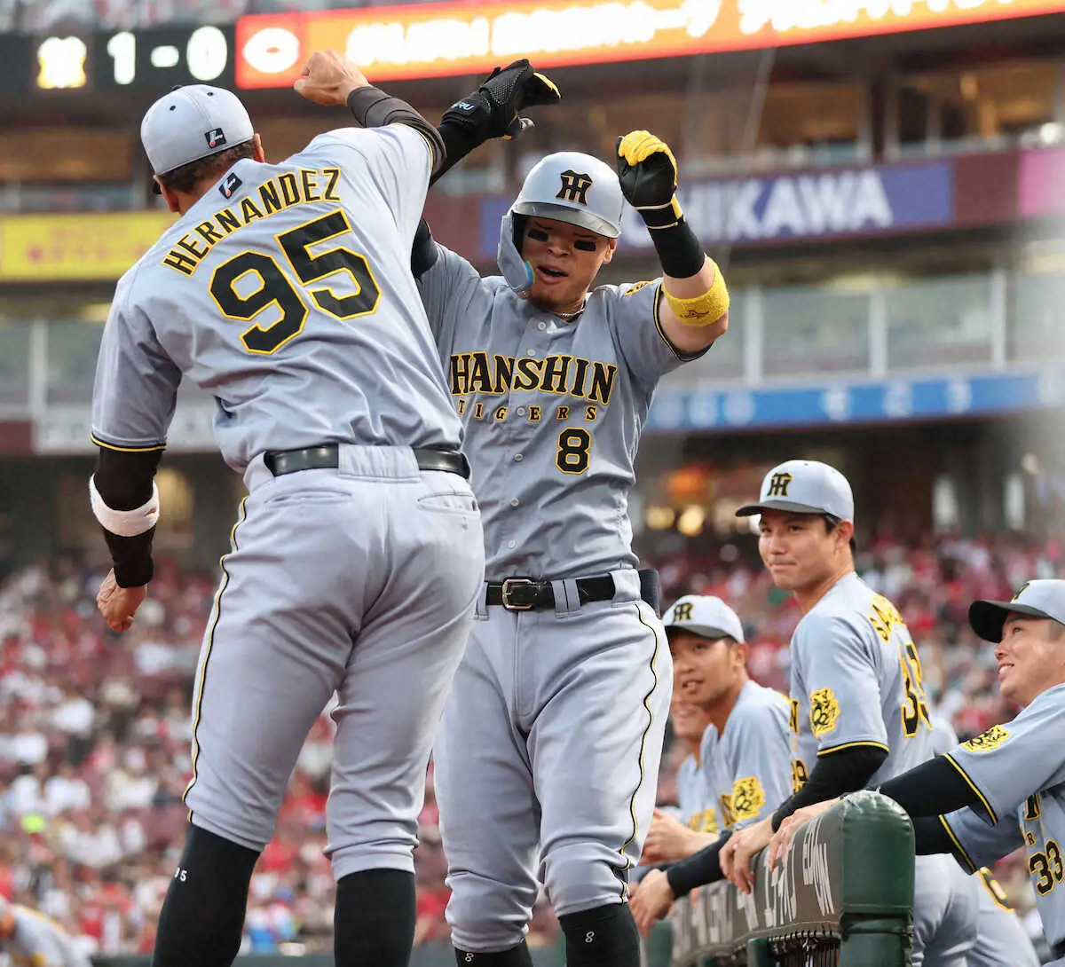 【画像・写真】＜広・神（14）＞2回、先制ソロを放ち、ヘルナンデス（左）とパフォーマンスを決める佐藤輝（撮影・北條　貴史）