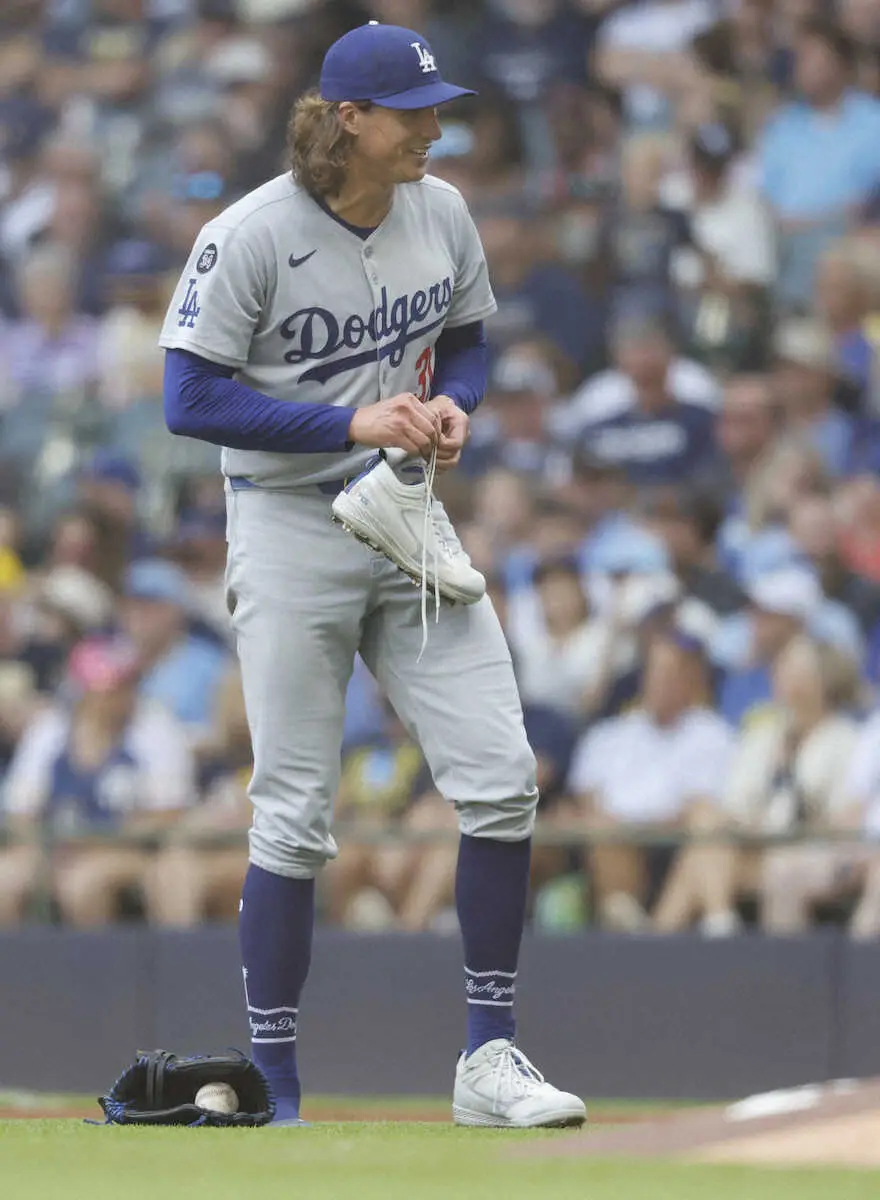 【画像・写真】73日ぶりの復帰登板となったドジャース・グラスノーは、試合中にスパイクが脱げるハプニング　（AP）