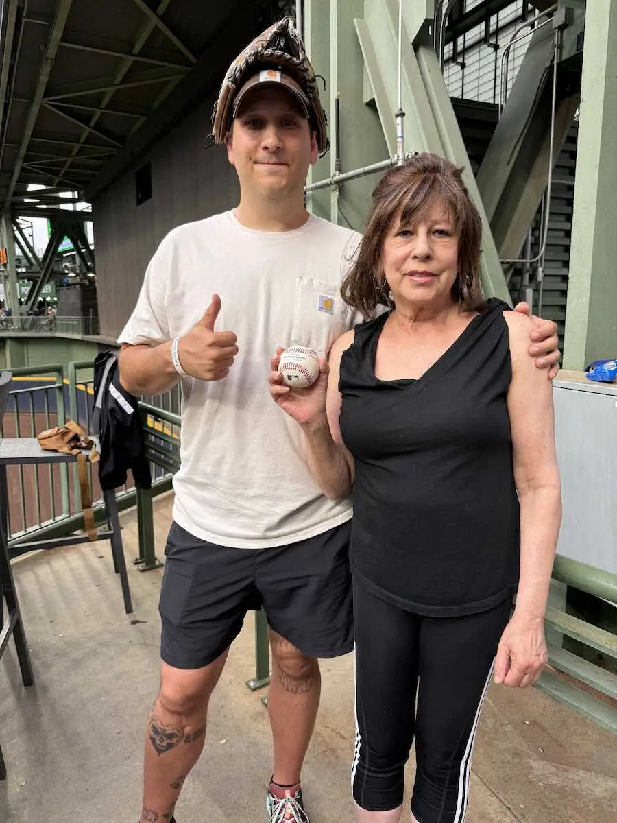 【画像・写真】ドジャース・大谷の31号ホームラン球ゲット親子　23年にもゲットし“奇跡”の2球目