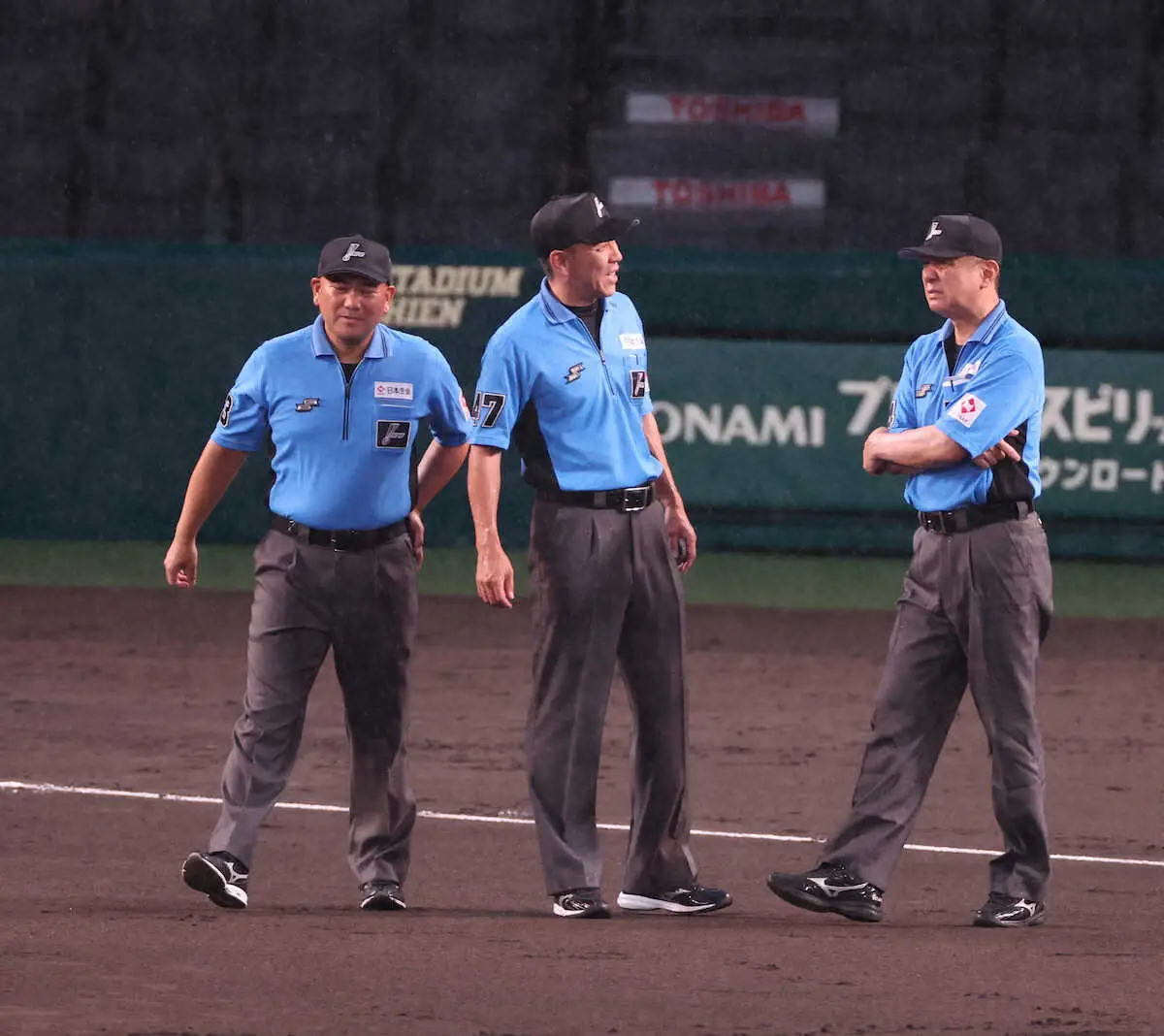 【画像・写真】阪神　甲子園が激しい降雨のため中断　先発の村上が2回に6失点した直後から
