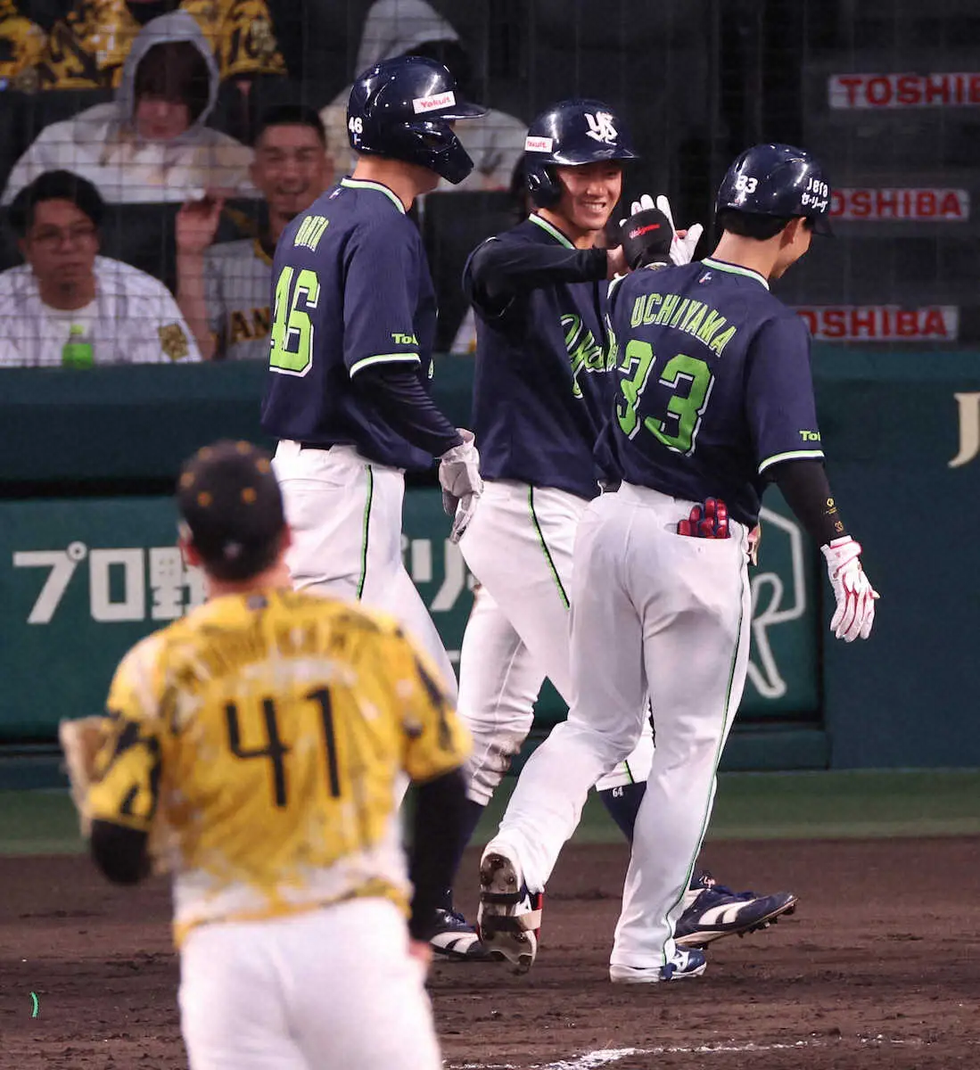 【画像・写真】最下位ヤクルトが11連勝中の阪神を止めた！内山の自身2本目となる5号満塁弾など2回2死から7連打6点