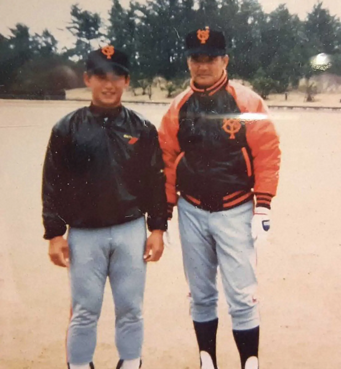 【画像・写真】＜田園調布・岩倉＞93年巨人の宮崎キャンプで撮られた長嶋監督（右）と岩倉・佐竹の父・巧さんの2ショット（本人提供）