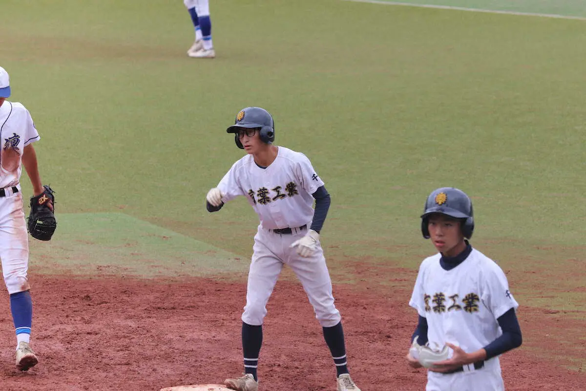 【画像・写真】＜翔凜・京葉工業＞3回、安打を放ちサインを確認する京葉工業・長嶋（中央）