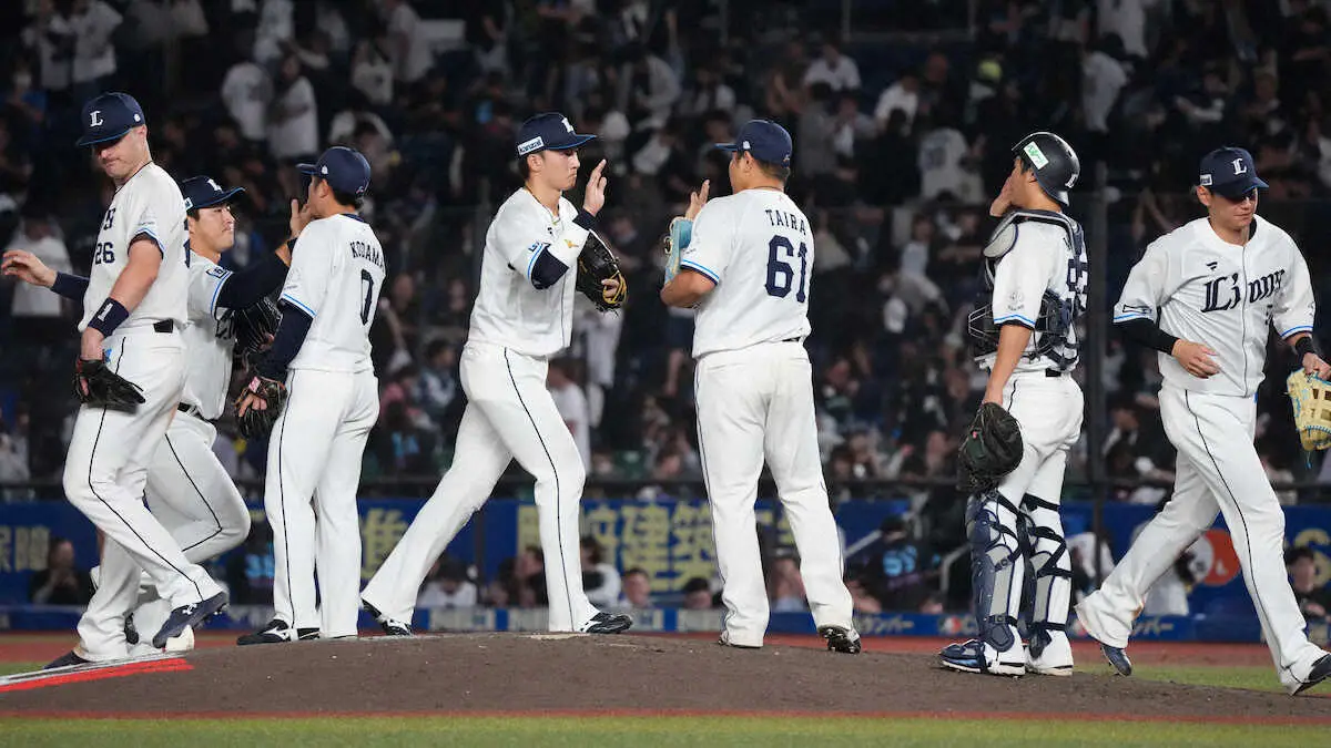 【画像・写真】＜ロ・西＞引き分けに持ち込みハイタッチする西武ナイン（撮影・沢田　明徳）