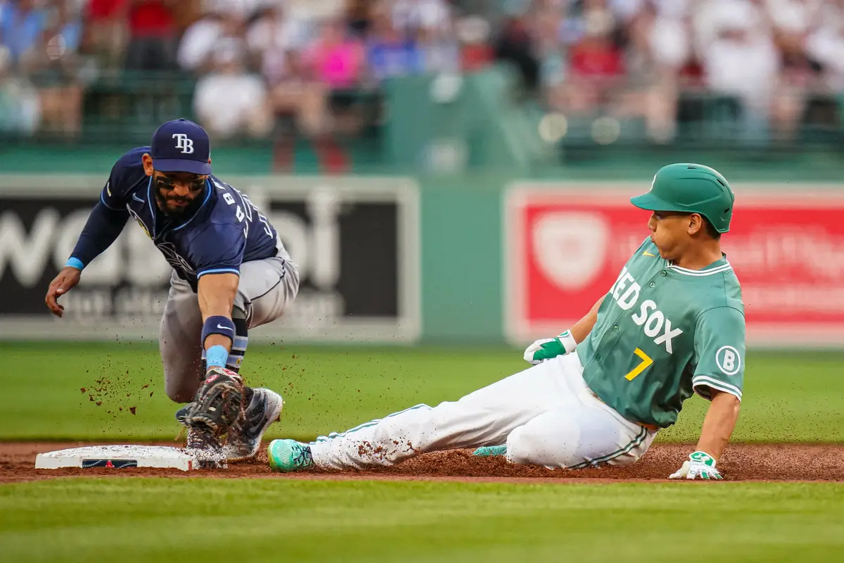 【画像・写真】＜レッドソックス×レイズ＞二塁へ滑り込むレッドソックスの吉田（ロイター）