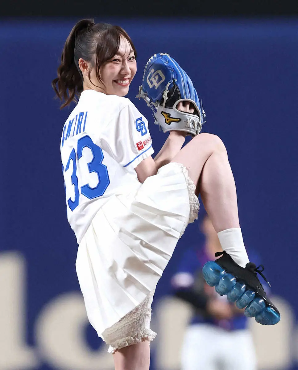 【画像・写真】中日ファンの元SKE・須田亜香里　豪快足上げからノーバン投球に大歓喜！地元で始球式