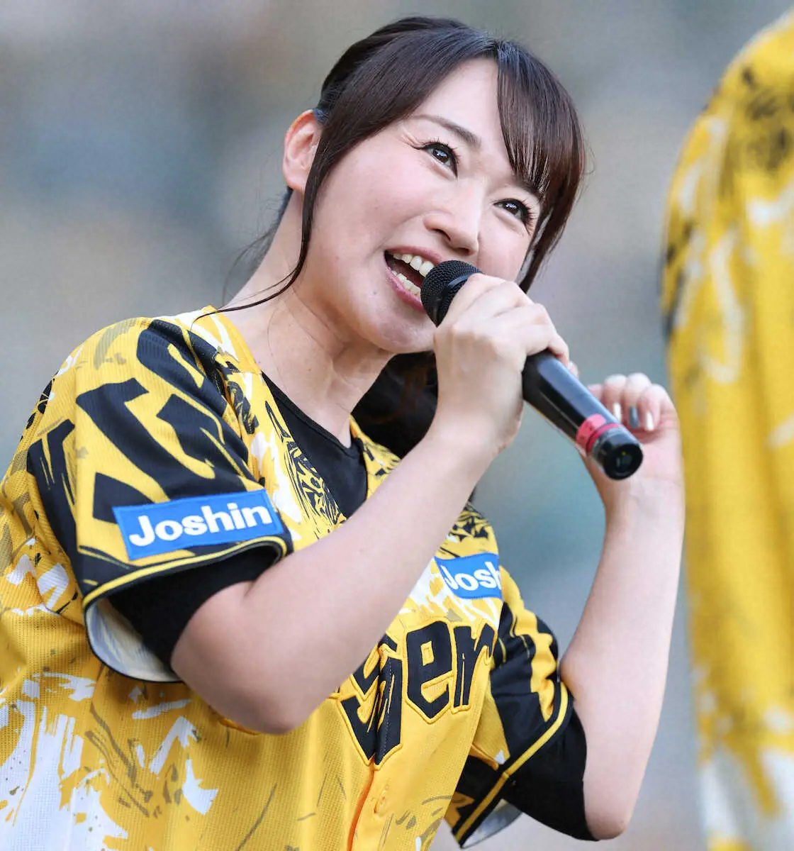 【画像・写真】虎党・水樹奈々「今年も来たぞ！」甲子園始球式　応援団とウル虎限定ソング生歌唱、勝てば六甲おろしも