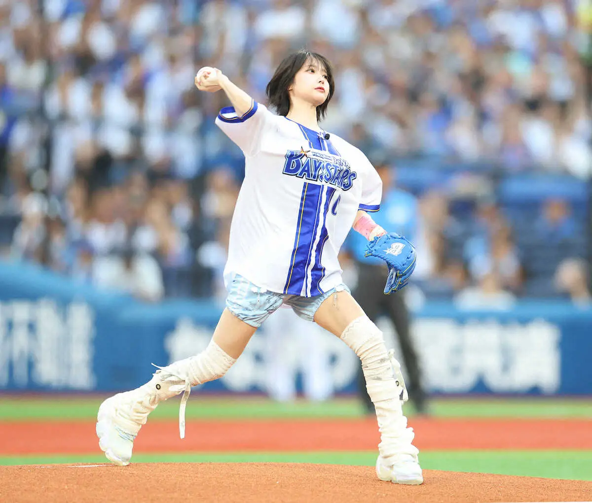 【画像・写真】＜D・巨＞始球式するあの　（撮影・白鳥　佳樹）