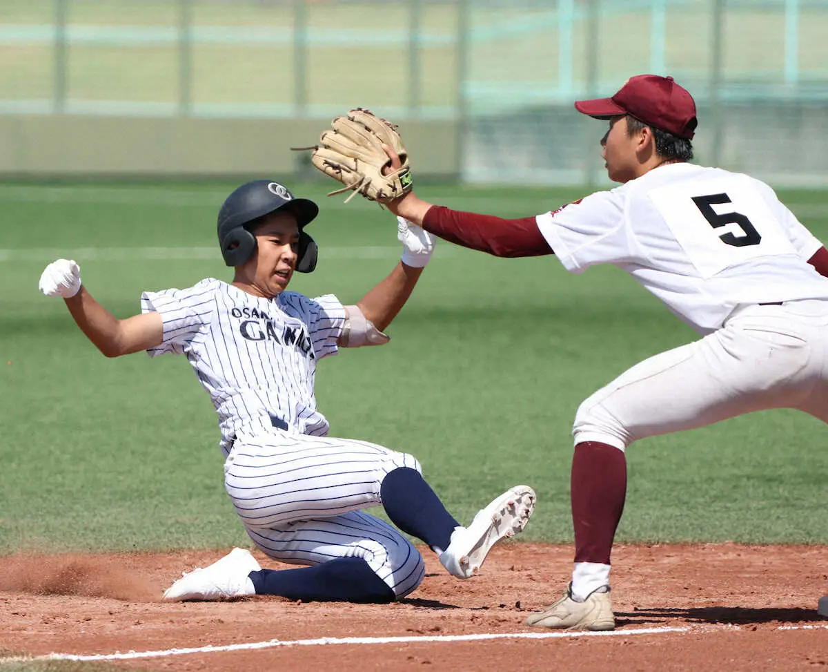 【画像・写真】大阪大会＜大院大高・門真なみはや＞3回、大院大高・林は三塁打を放つ　（撮影・平嶋　理子）
