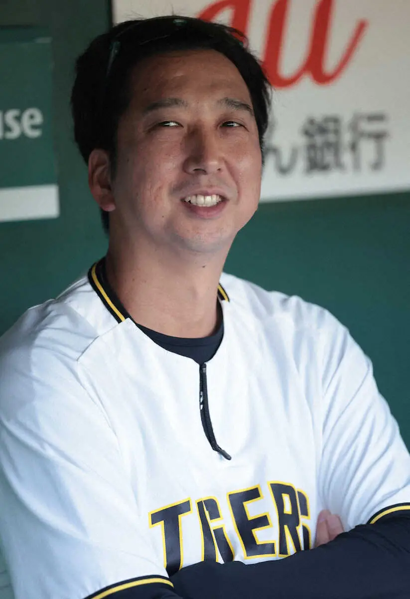 【画像・写真】甲子園上空でもブルーインパルスが青空に輪を描く、藤川監督「自衛隊の人には頭が下がります」