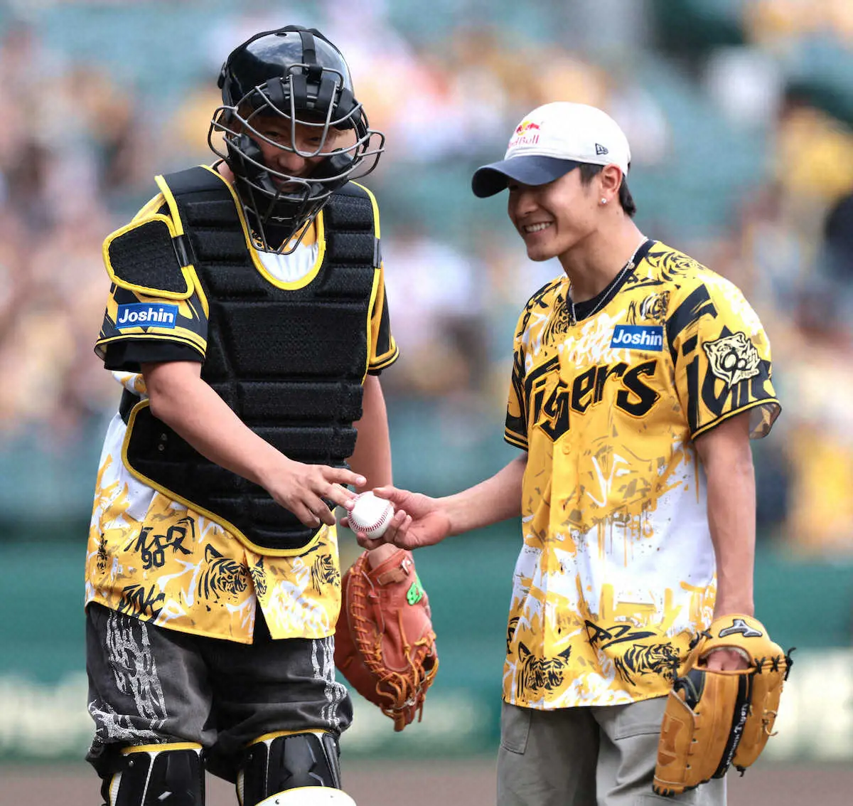 【画像・写真】阪神　試合前に上地雄輔が登場　横浜高校の後輩、伊藤将、及川に「ケガ、体調には気をつけて」