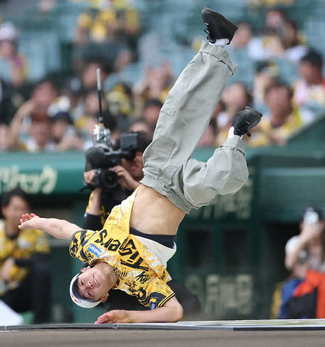 【画像・写真】ブレイキン・Shigekixが甲子園でファーストピッチ＆パフォ披露　「エネルギー感じた」
