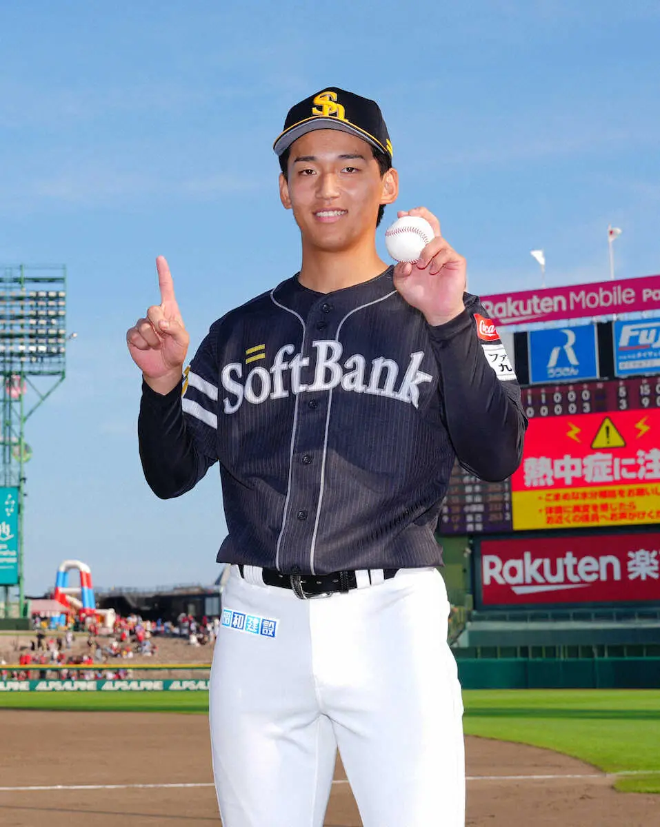 【画像・写真】＜楽・ソ（14）＞プロ初勝利のウイニングボールを手に笑顔の前田悠（撮影・木村　揚輔）