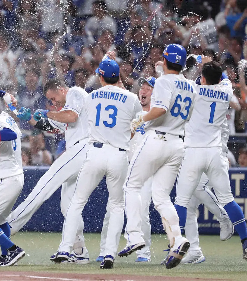 【画像・写真】＜中・広（14）＞10回無死満塁、ボスラー（中央）は右前にサヨナラ打を放ちナインの手荒い祝福を受ける　（撮影・奥　調）