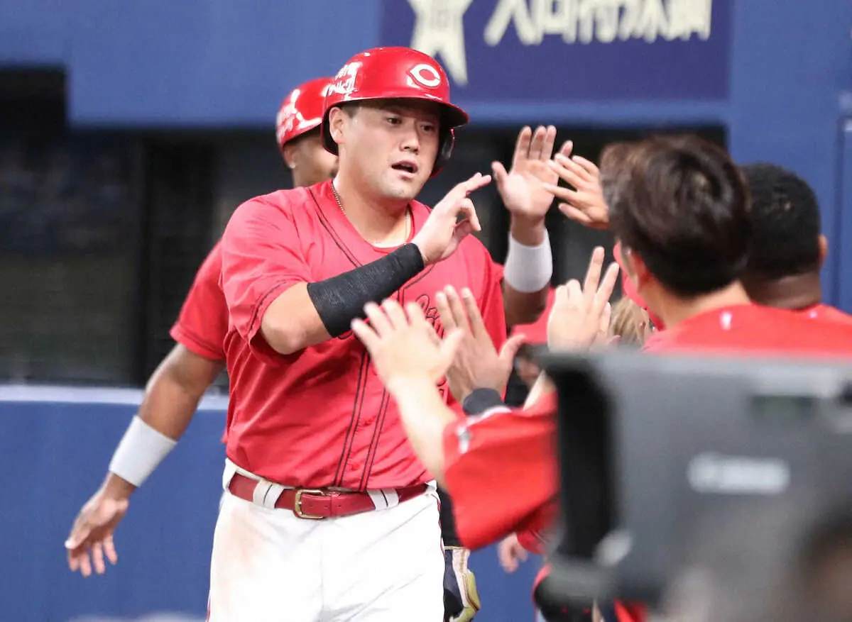 【画像・写真】＜中・広（14）＞6回、菊池の適時二塁打で生還した末包　（撮影・奥　調）