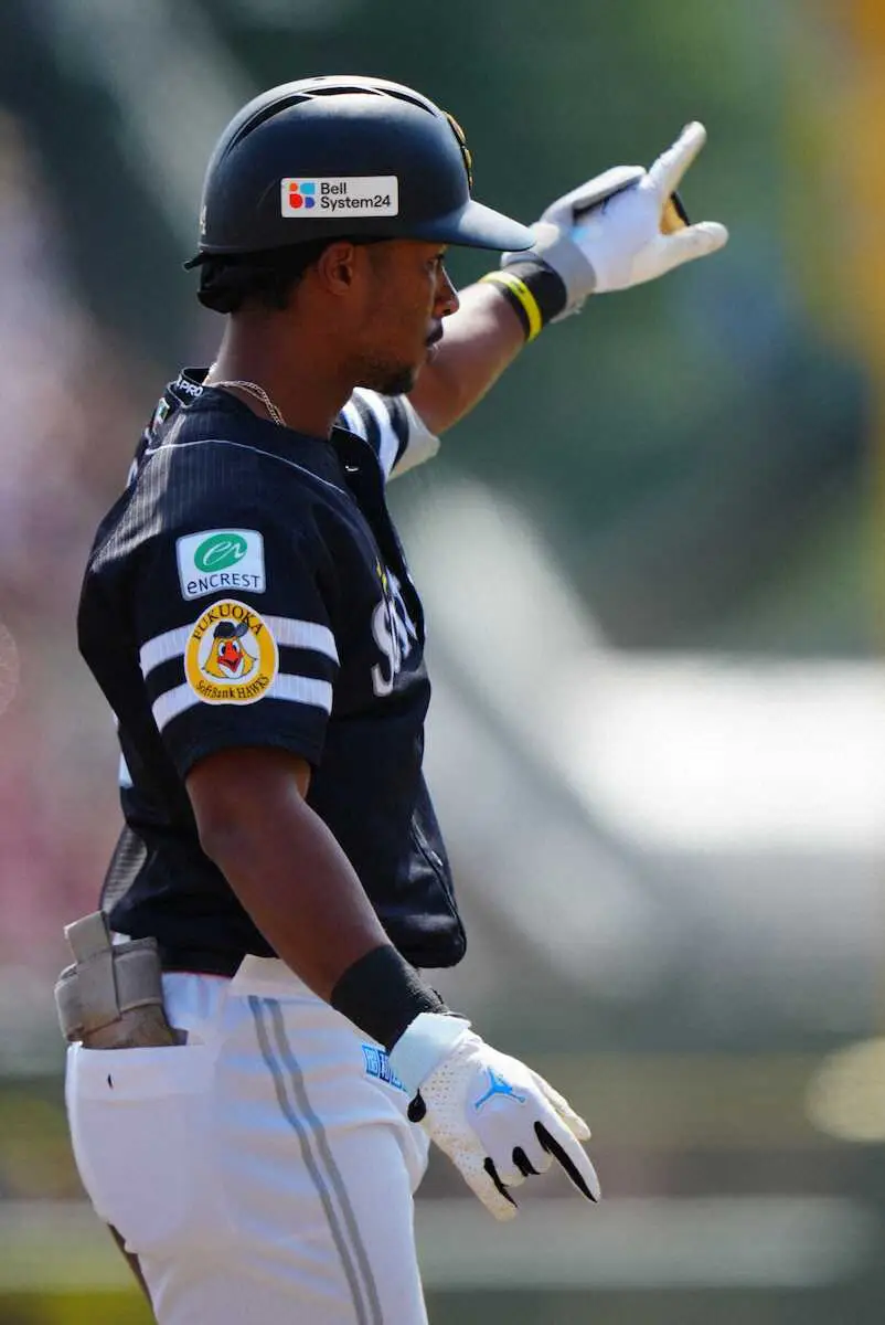 【画像・写真】＜楽・ソ（14）＞4回、適時三塁打を放ち、ポーズを決めるダウンズ（撮影・木村　揚輔）