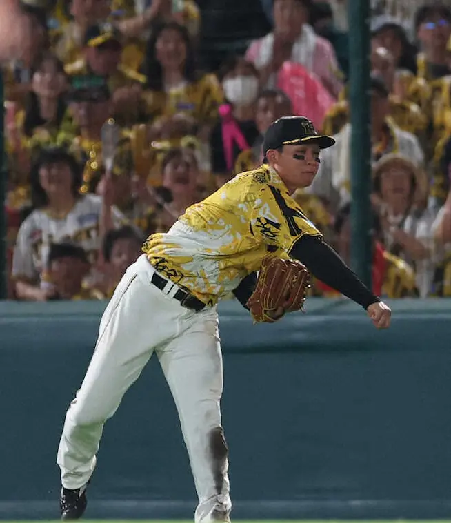 【画像・写真】＜神・ヤ（13）＞9回、増田の右飛をさばき、本塁補殺を決める森下（撮影・北條　貴史）