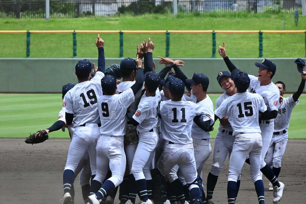 【画像・写真】＜沖縄尚学・エナジックスポーツ＞優勝を決め、マウンドに集まる沖縄尚学ナイン