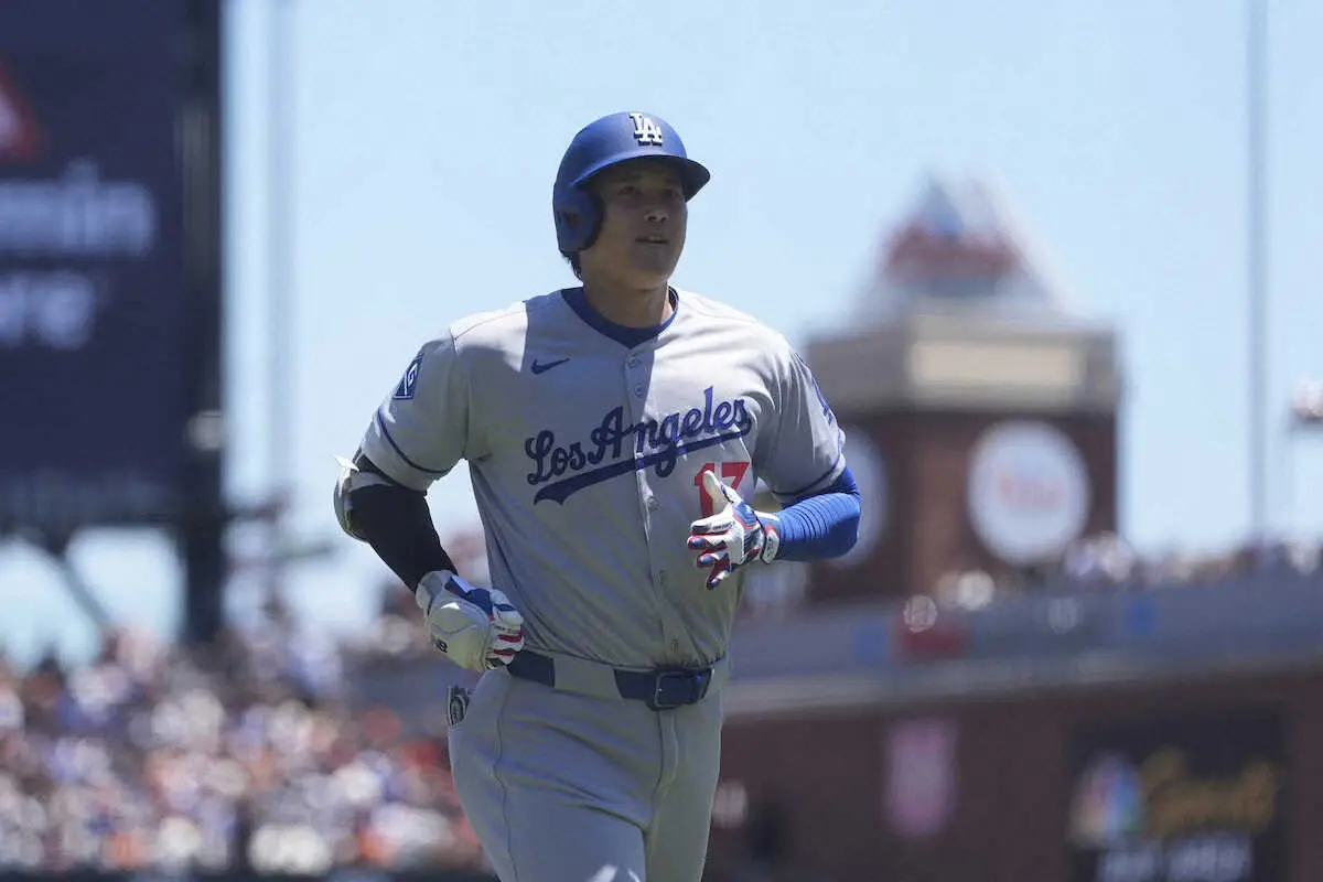 【画像・写真】初回、左飛に倒れてベンチに戻るドジャース・大谷（AP）