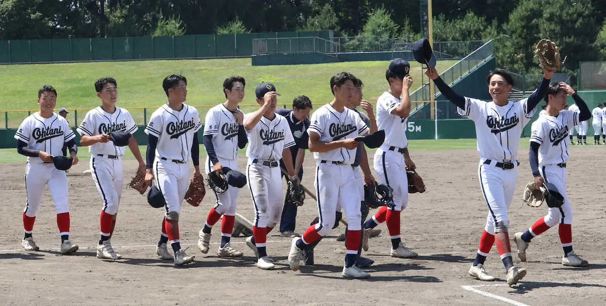 【画像・写真】＜帯広大谷・帯広北＞試合後、ベンチに引き揚げる帯広大谷の選手たち（撮影・武田　政樹）