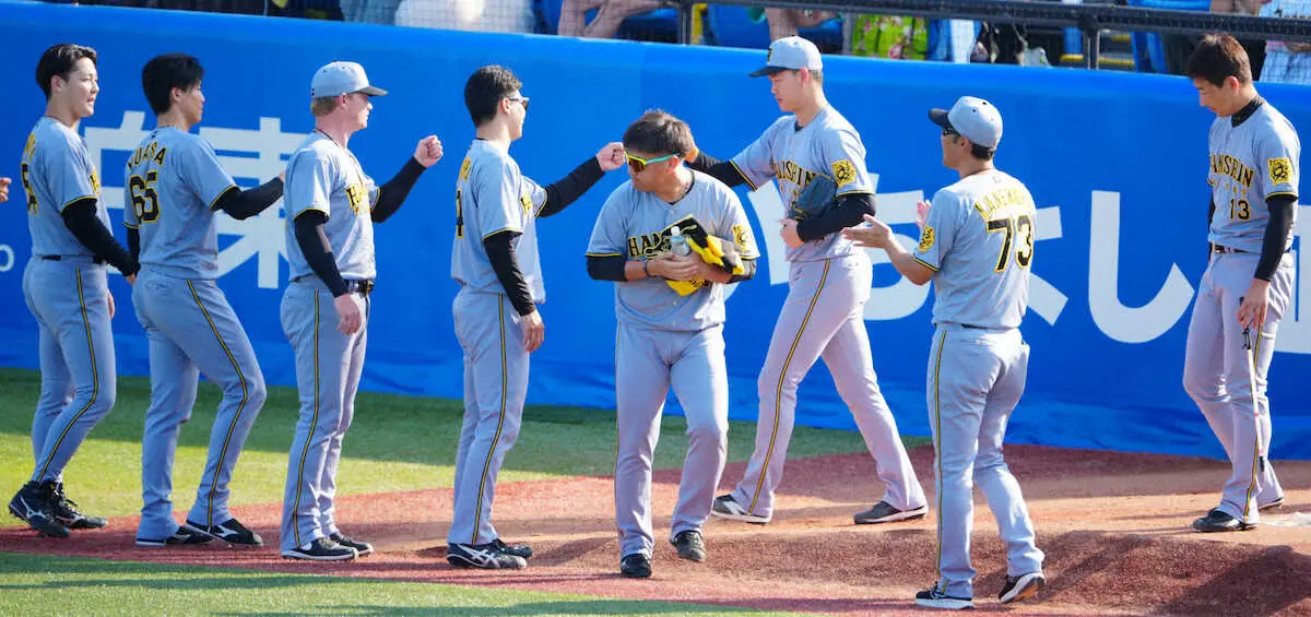 【画像・写真】【虎番リポート】21年ごろからブルペン陣内で始まった”グータッチ儀式”がリリーフ陣の強さの秘けつ