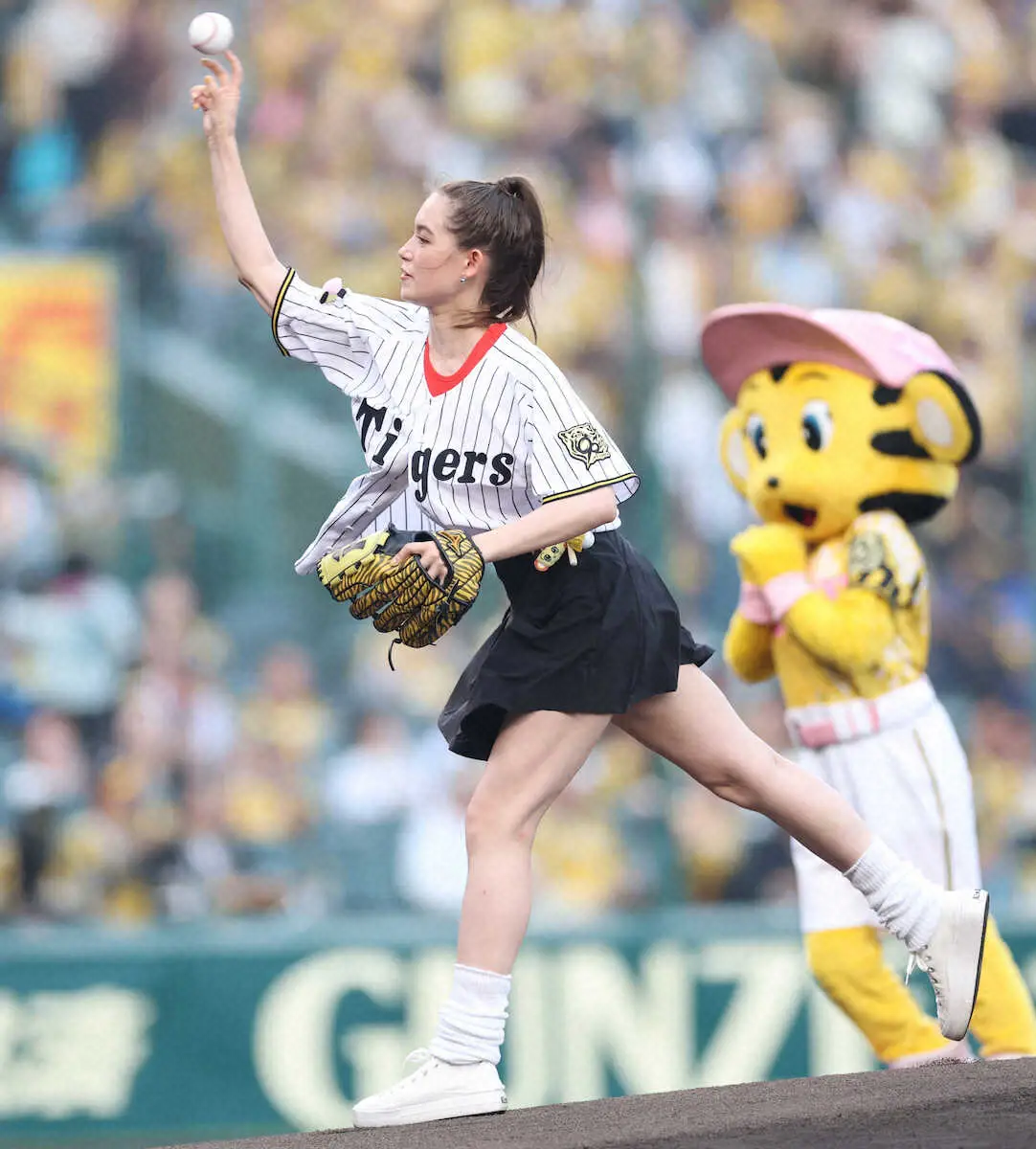 【画像・写真】トラウデン直美　ポニテ＆黒のミニスカ美脚始球式に甲子園“オ～ッ！”ちょいバン「もう一回やらして…！」