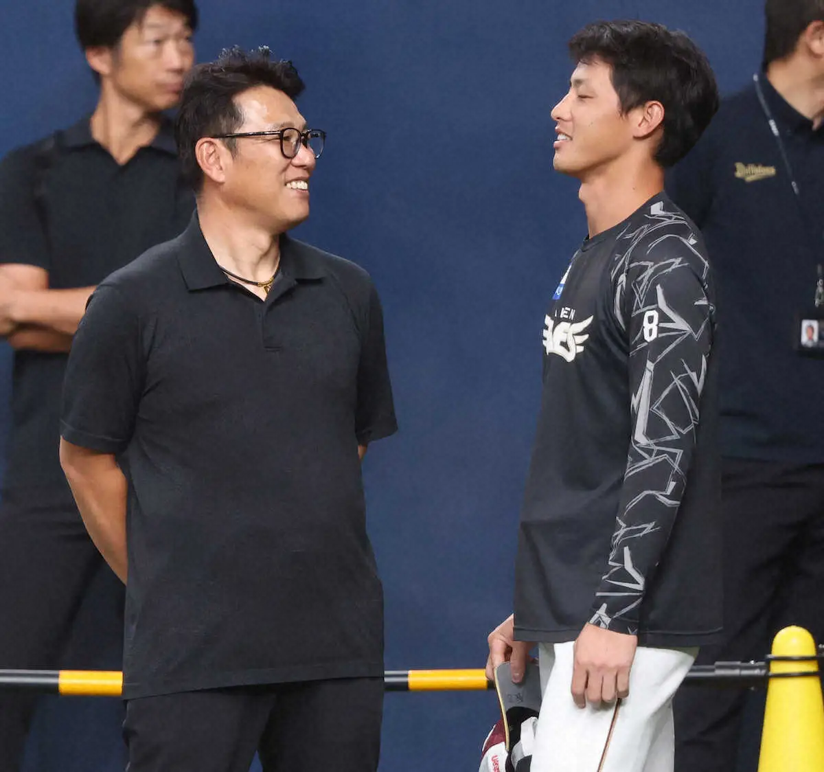 【画像・写真】＜オ・楽）＞辰己（右）と話す侍ジャパン・井端監督　（撮影・平嶋　理子）