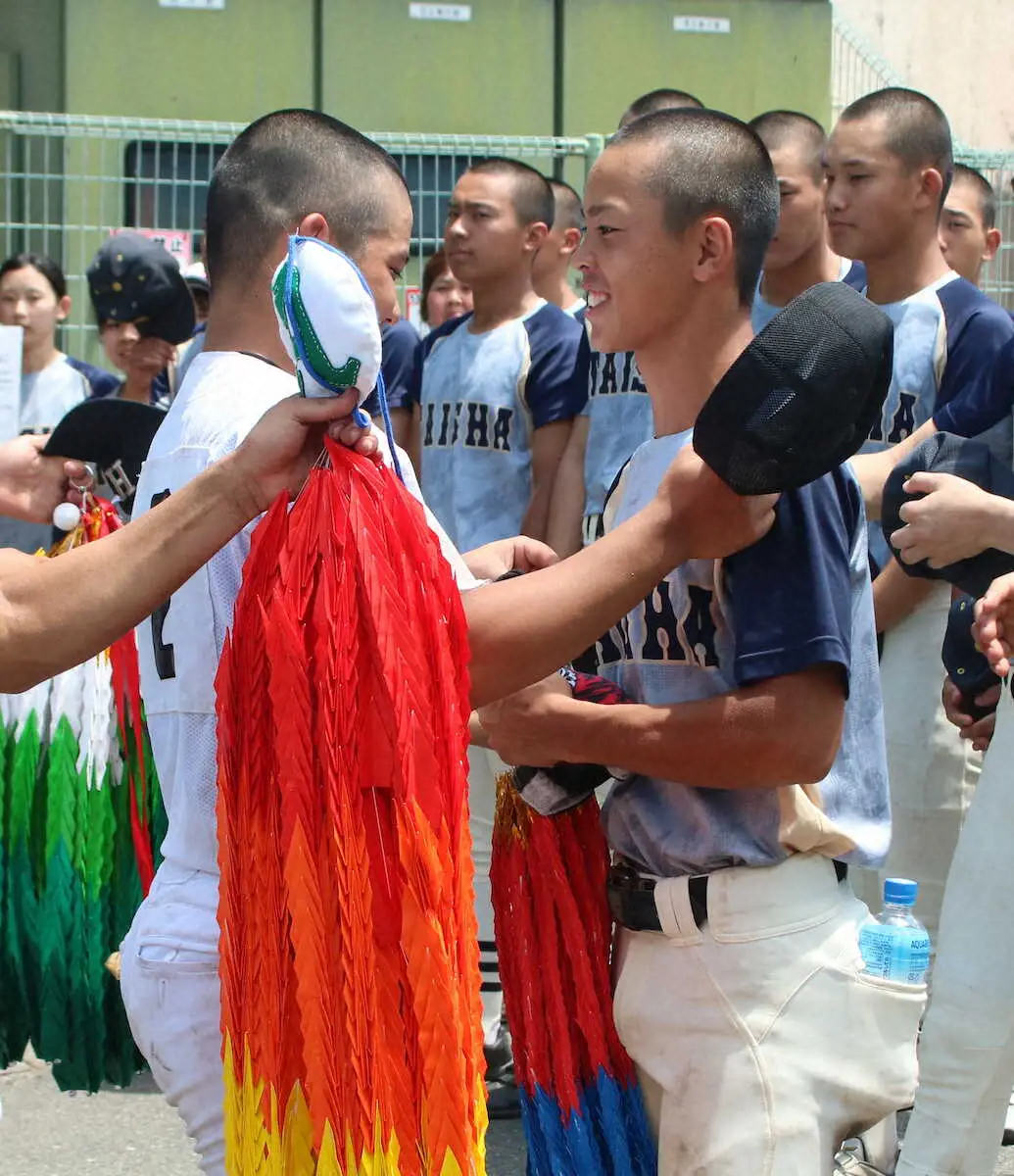 【画像・写真】＜大社・浜田＞試合後に浜田の千羽鶴を受け取る大社の安井主将（右）（撮影・河合　洋介）