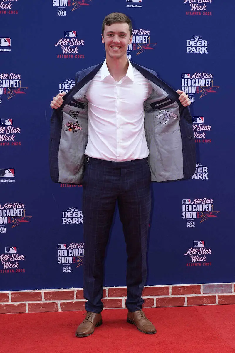 【画像・写真】怪物新人ミジオロウスキーは日本アニメ好き　レッドカーペットにポケモン「ルギア」ジャケットで登場