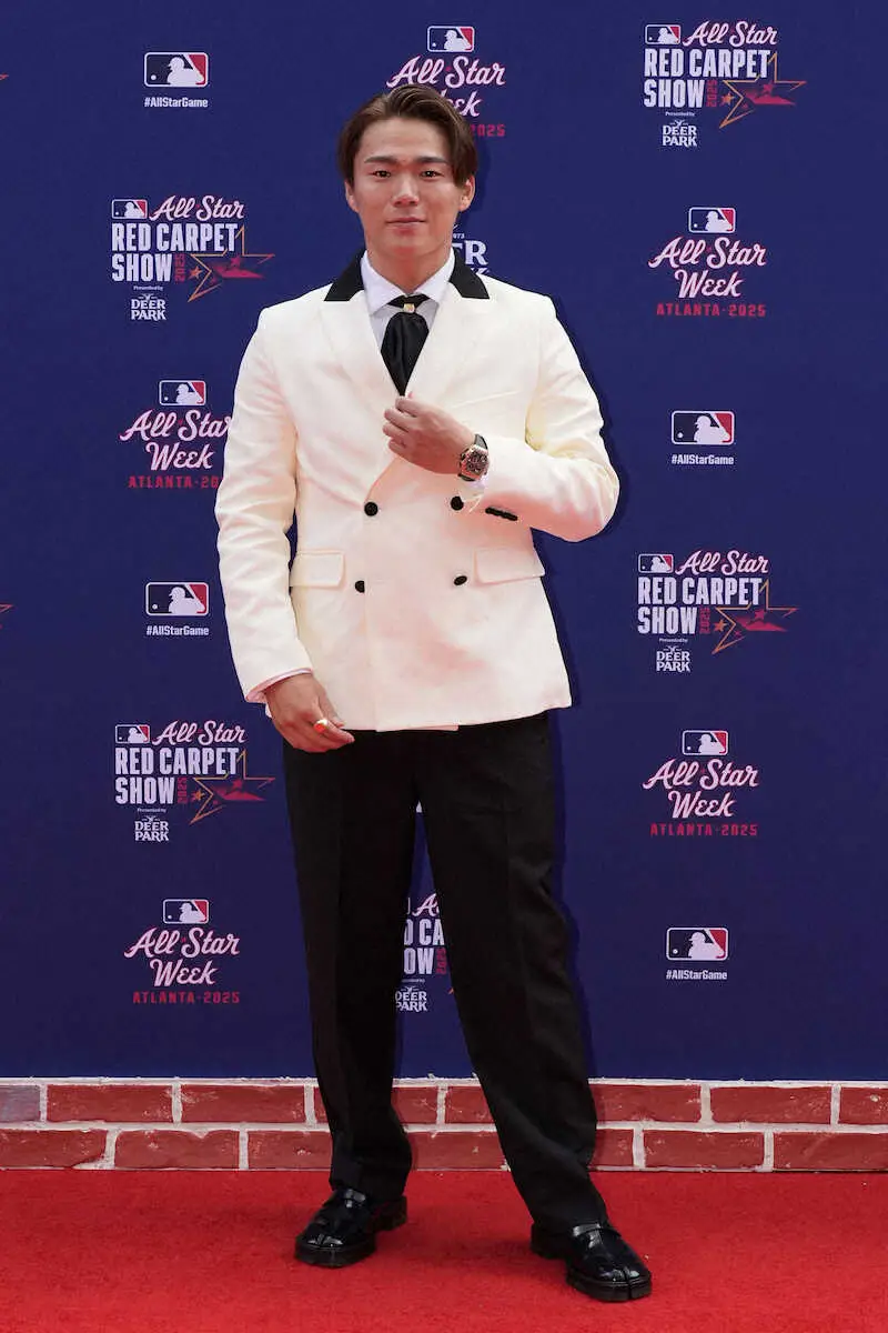 【画像・写真】ドジャース・山本由伸　球宴の記念撮影間に合わず「予定が変わって…。失礼しました」