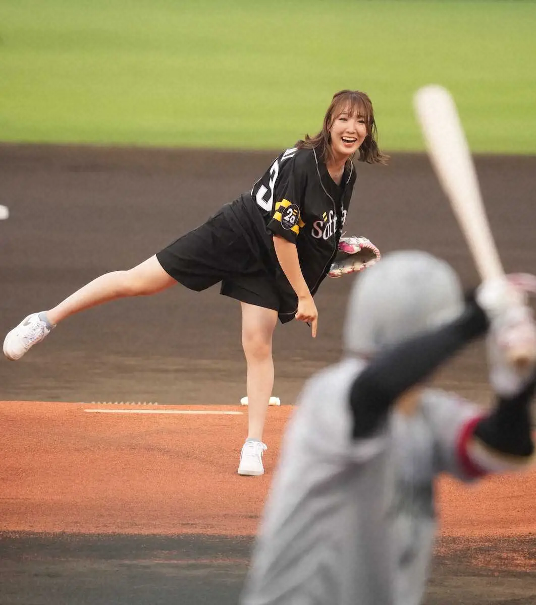 【画像・写真】女性騎手・永島まなみが始球式で大暴投！　大胆フォームも「騎乗停止レベルの斜行になってしまいました」
