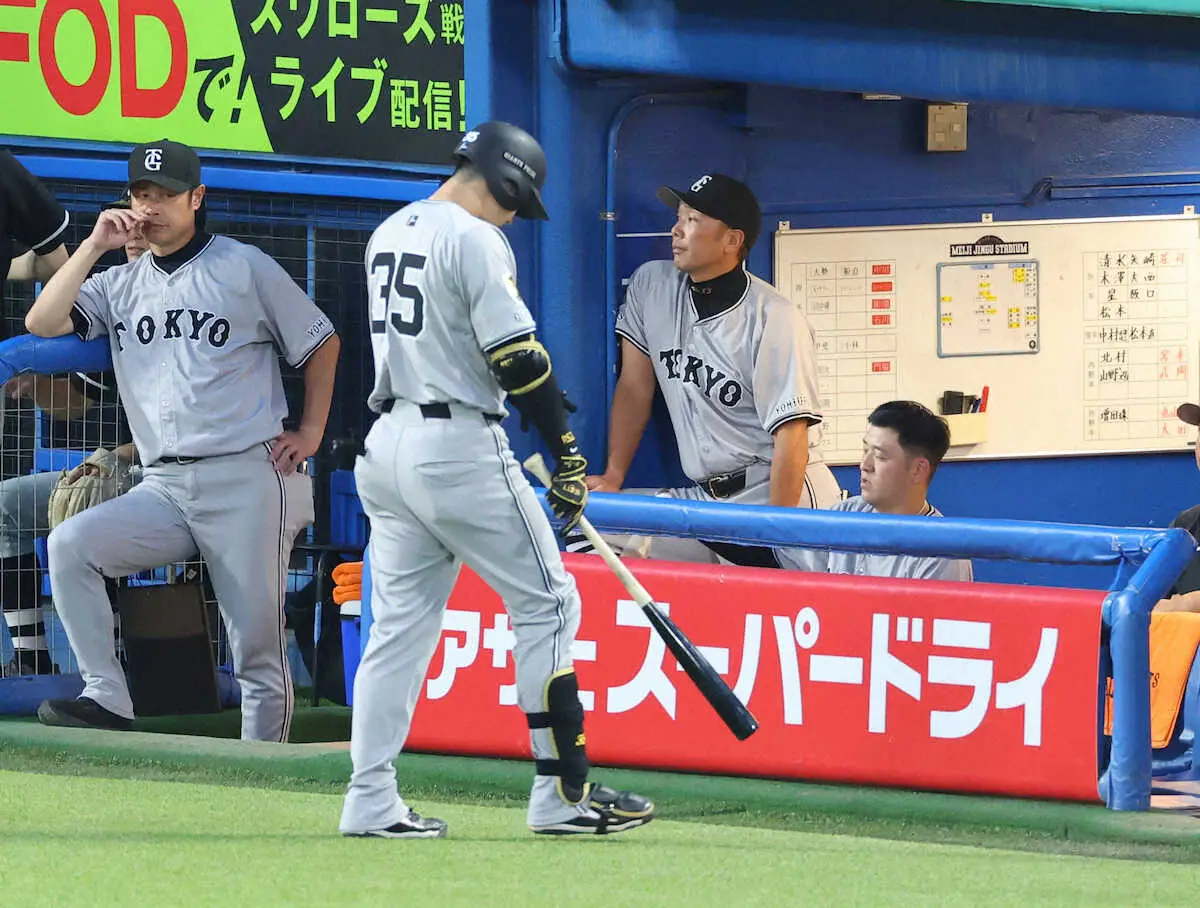 【画像・写真】巨人・阿部監督が厳しさ前面の選手交代　送りバント失敗した5番・泉口友汰を3回でベンチに下げる