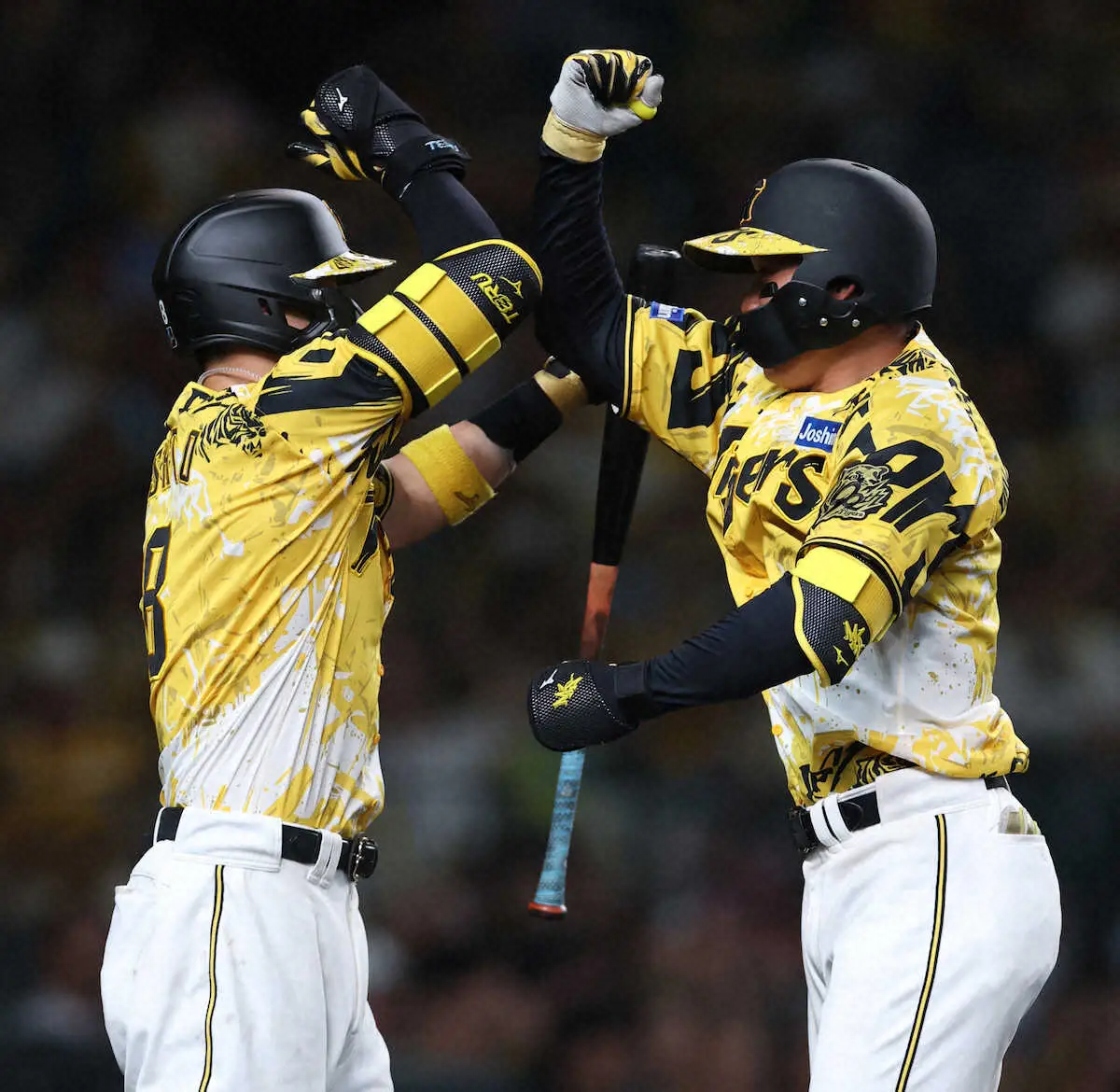 【画像・写真】＜神・中（11）＞7回、同点ソロを放ち、佐藤輝（左）とパフォーマンスを決める森下（撮影・北條　貴史）