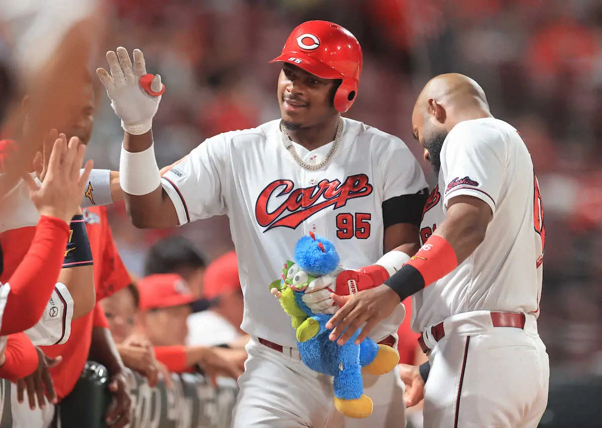 【画像・写真】＜広・D（14）＞2回、モンテロは左越えソロを放つ（撮影・岸　良祐）