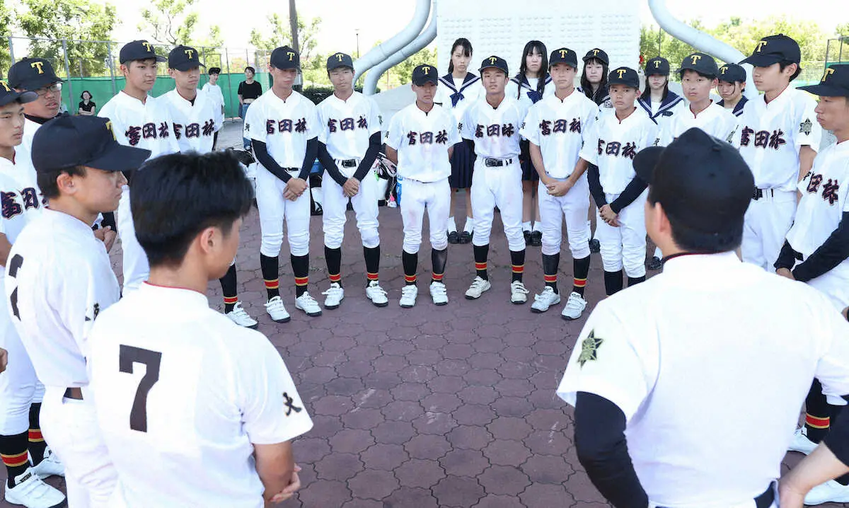 【画像・写真】【高校野球】感謝のラストミーティング…甲子園経験を持つ富田林・梅崎監督「本当に出し尽くしてくれた」
