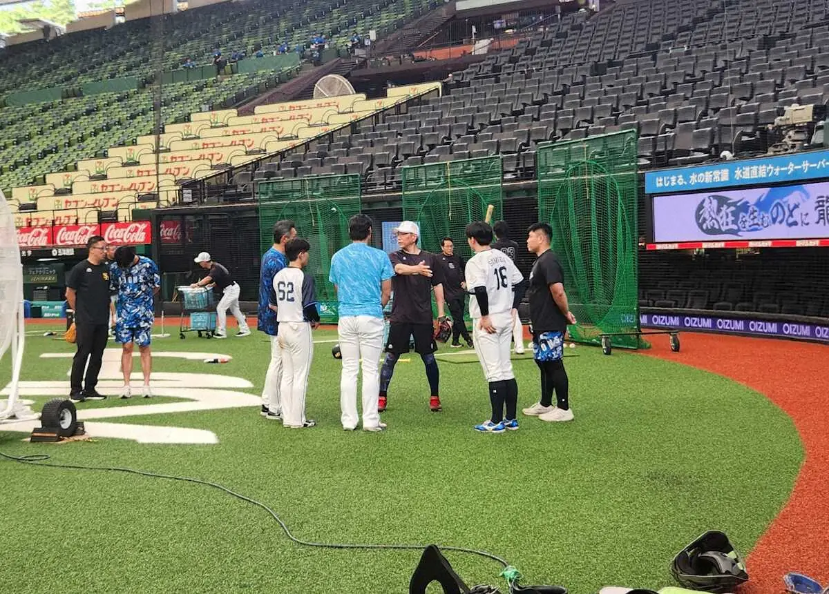 【画像・写真】西武　球宴出場の滝沢、西川、隅田、平良が全パを率いるソフトB・小久保監督にあいさつ