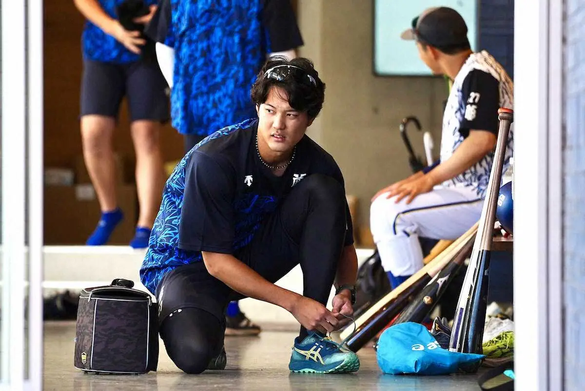 【画像・写真】DeNA入団の藤浪晋太郎　2軍全体練習参加　選手やスタッフから大きな拍手　室内ブルペンで投球練習